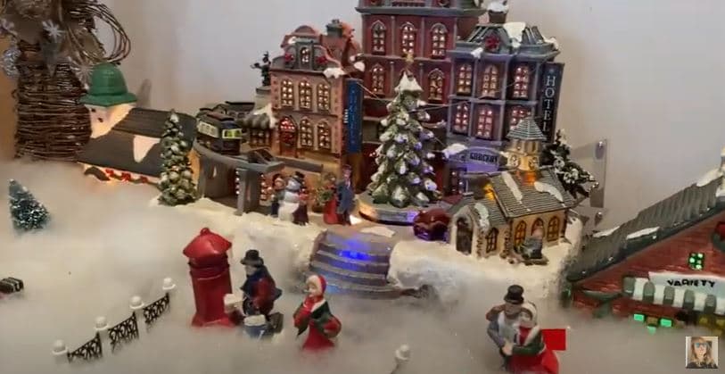 De los detalles que más llamaron la atención fueron las villitas navideñas que colocó también cerca de la entrada de su casa.