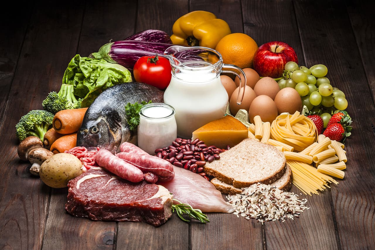“Debe contener proteínas, ya sea carne, pollo o huevo; queso panela, atún o hasta bistec, dependiendo de la preparación, también debe llevar verdura e hidratos de carbono como pan, tortilla y arroz”, expresó.