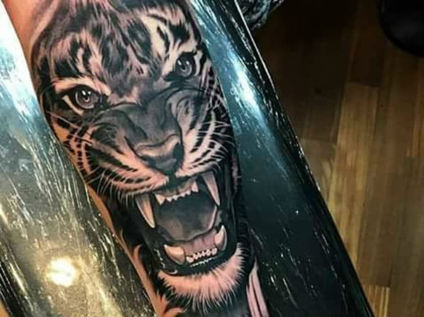 Aries. Tu mejor tatuaje sería una guerrera, una espada, una flecha o un tigre, o puma. Dele intensidad con colores de fuego como rojos, anaranjados y amarillos. Algo que refleje tu coraje.