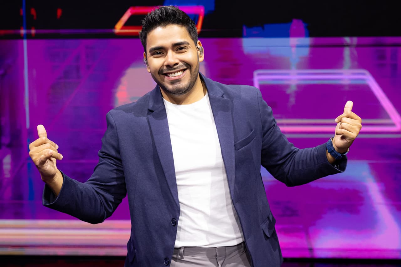 ¿Esteban Silvas es el nuevo Chayanne? Así suena cantando 'Lo dejaría todo'