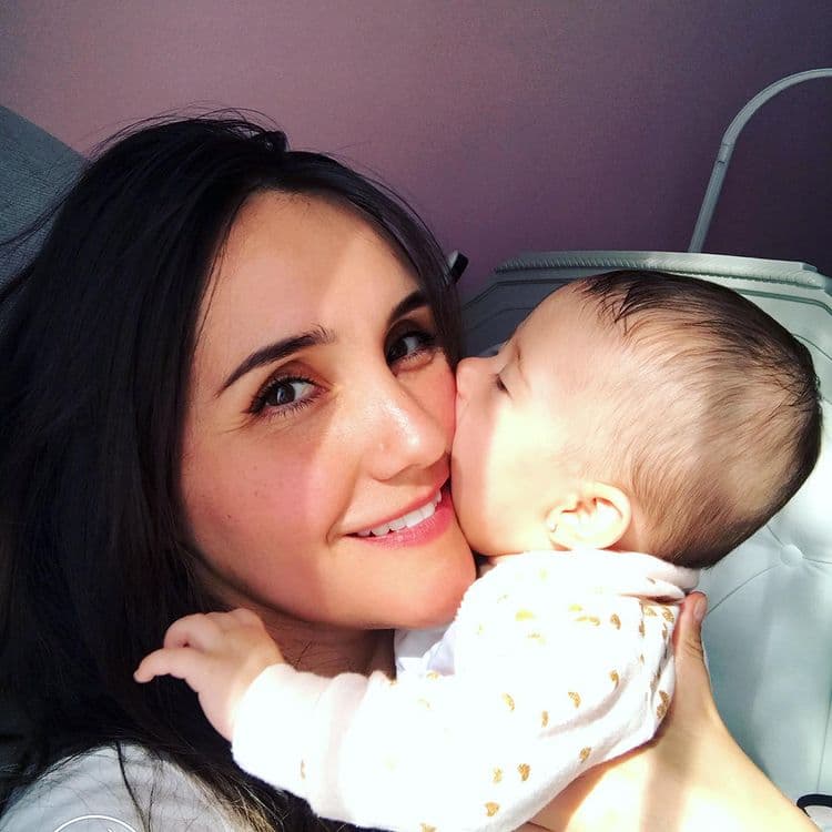 Al igual que su amiga, Dulce María debutó en la maternidad en diciembre de 2020 con el nacimiento de su hija María Paula.