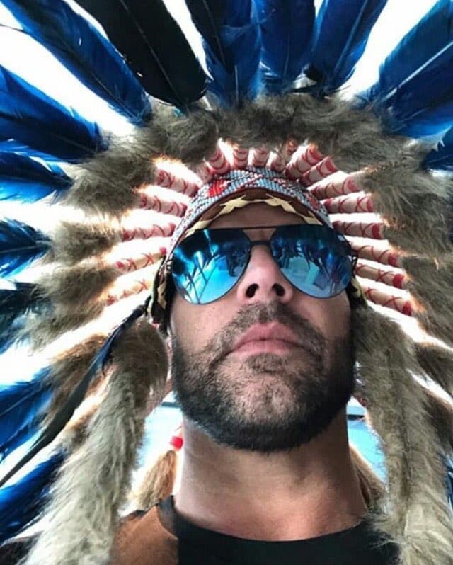 Ricky Martin posa con lentes de aviador y penacho indio americano en Instagram