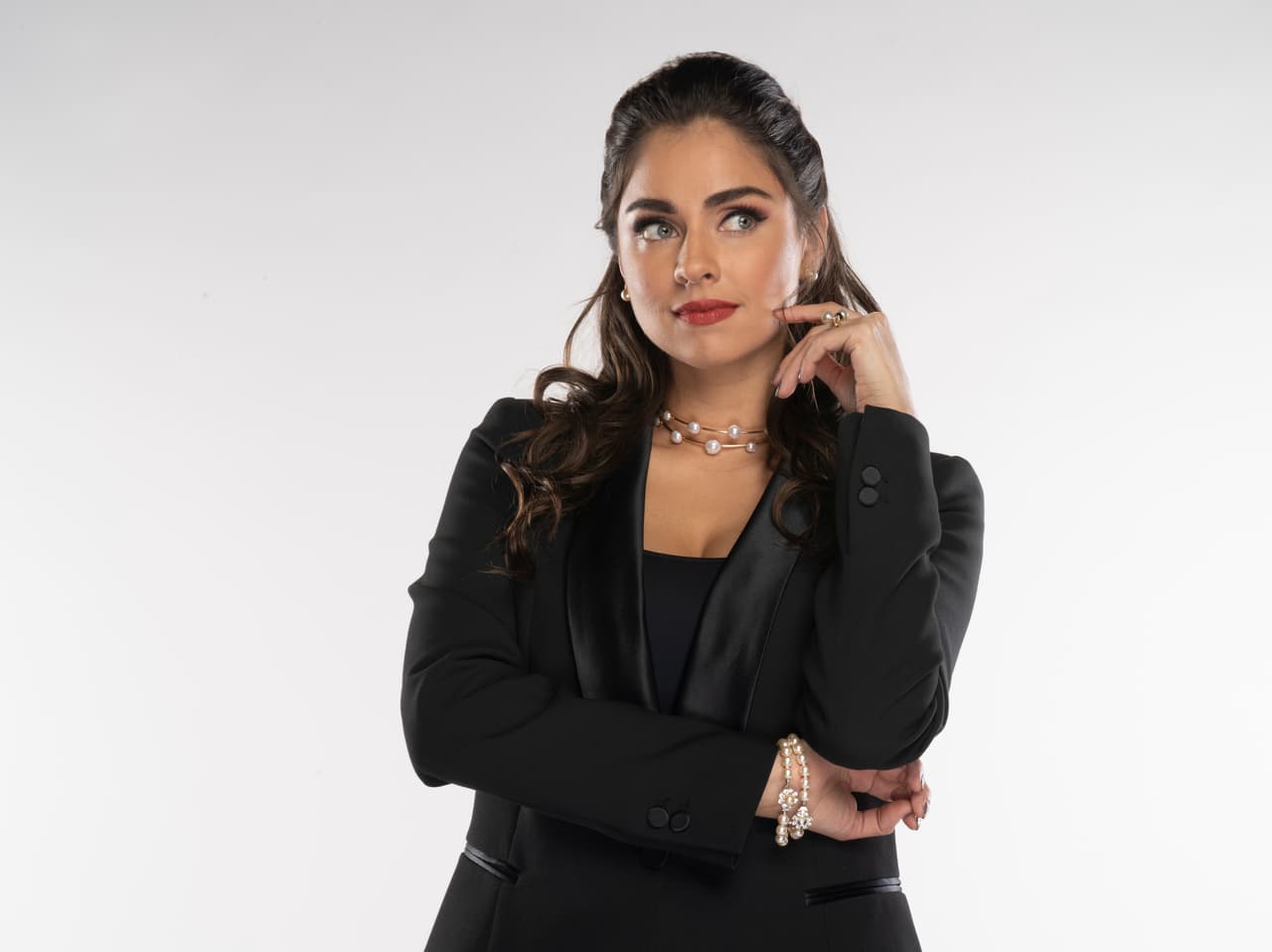 Una villana siempre se caracteriza por mostrar las dos caras de la moneda y, en "Amar a Muerte", Claudia Martin dará mucho de qué hablar con sus sensual look.