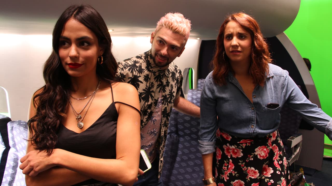 María, Ana y Lolo de "Mi lista de exes" preparando el crossover en el avión de Lorenza.