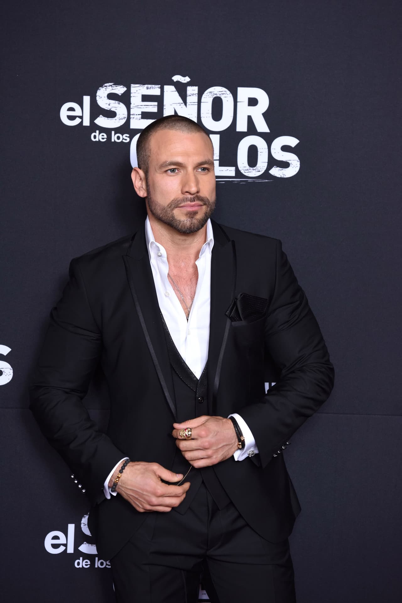 Rafael Amaya se deja ver como nunca antes con el cabello lleno de canas
