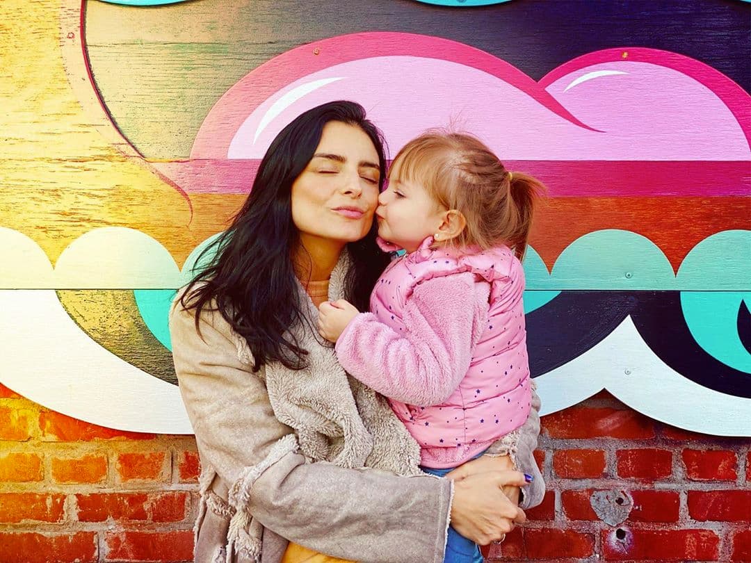 Dos días después, la actriz y empresaria subió una fotografía con Kailani dándole un beso, recibiendo múltiples respuestas, destacando las palabras de Mauricio, quien colocó varios emojis con corazones en los ojos.