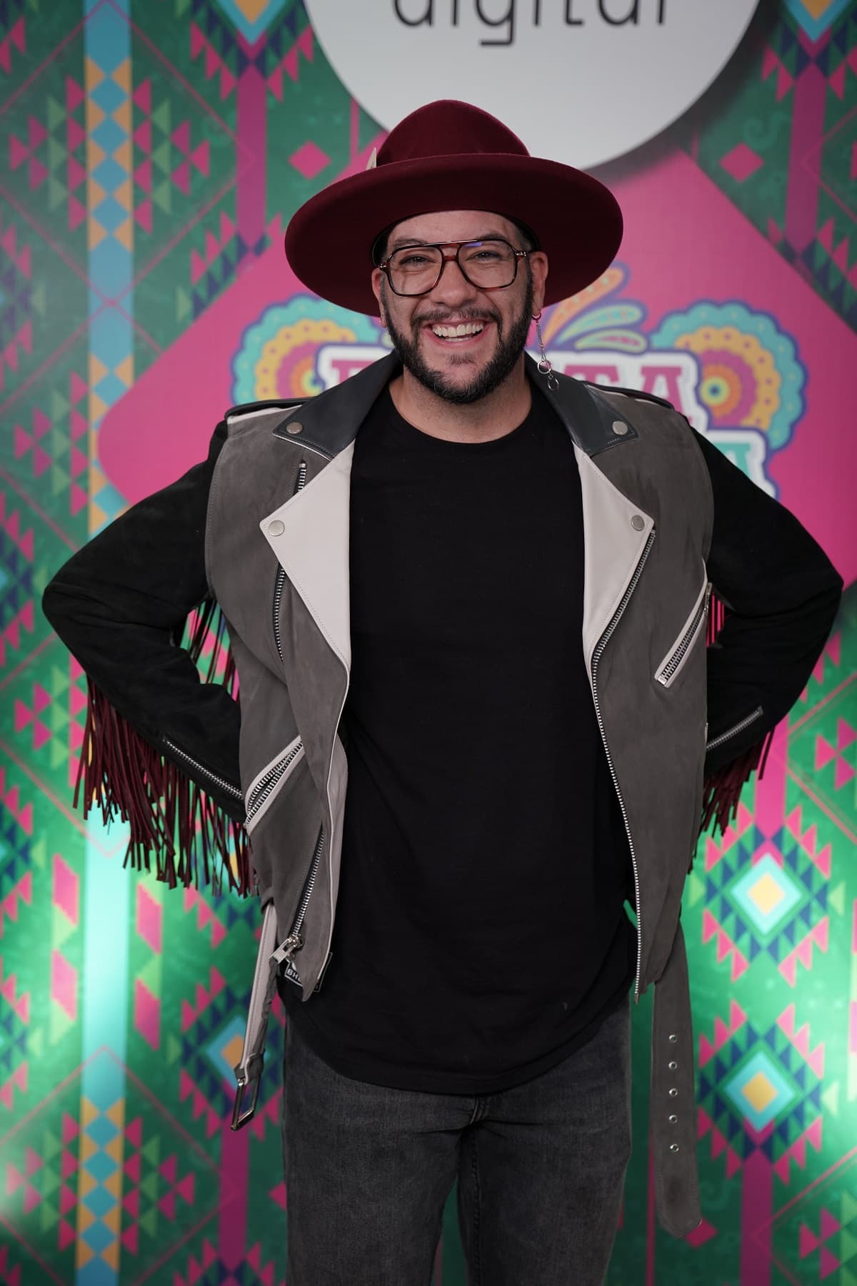 Faisy lució una chaqueta que se inspiró por tener toques de la cuera tamaulipeca, demostrando que la moda es un lugar de creación, evolución y cultura.