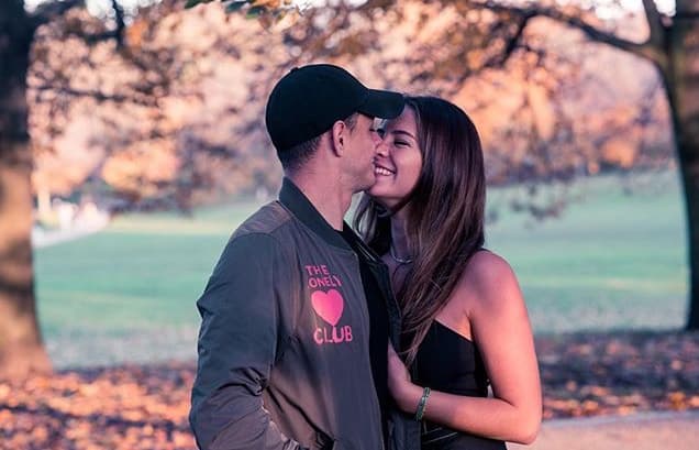 Aunque la primera fotografía de la pareja en el Instagram de Chicharito fue hasta noviembre de 2018, el comienzo de su relación podría remontarse hasta el verano de ese año, entre los meses de junio y agosto, pues algunos comentarios de Kohan en el perfil de su ahora novio, delatan el inicio de su historia de amor.