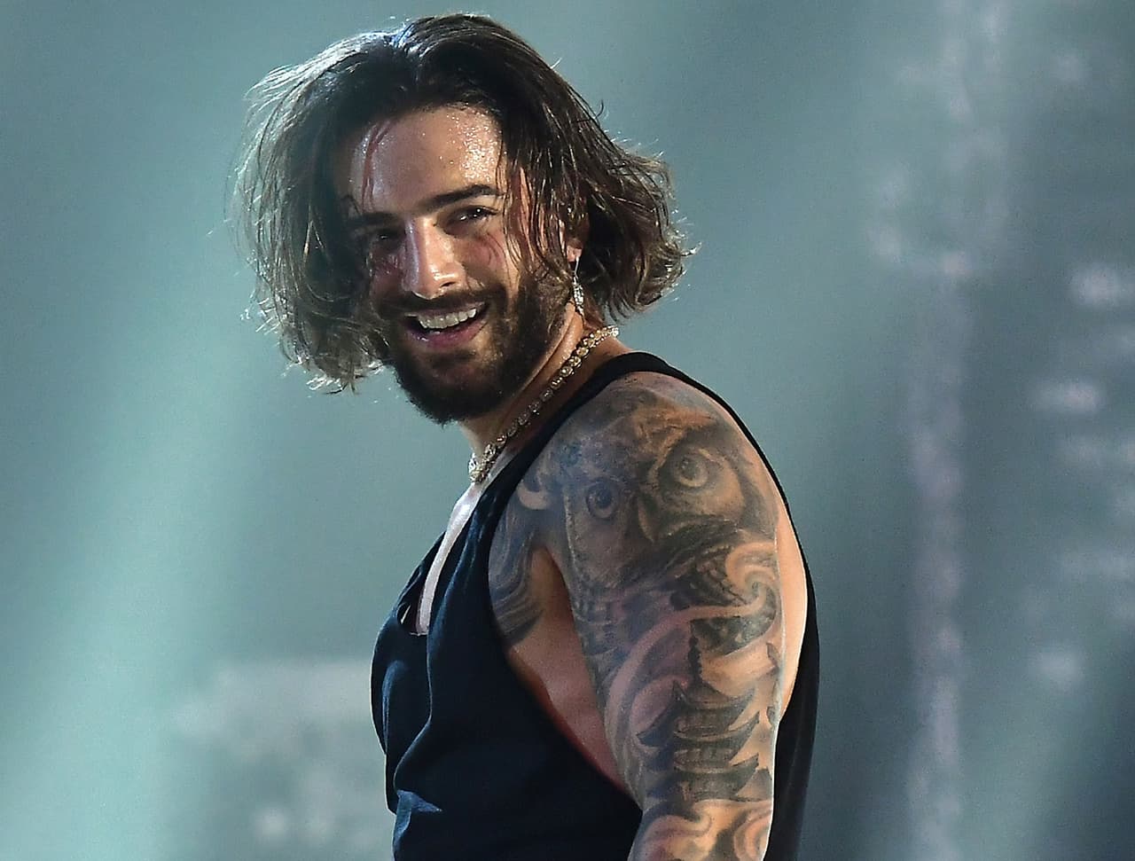Maluma crea polémica al aparecer en cama con sensuales mujeres semidesnudas