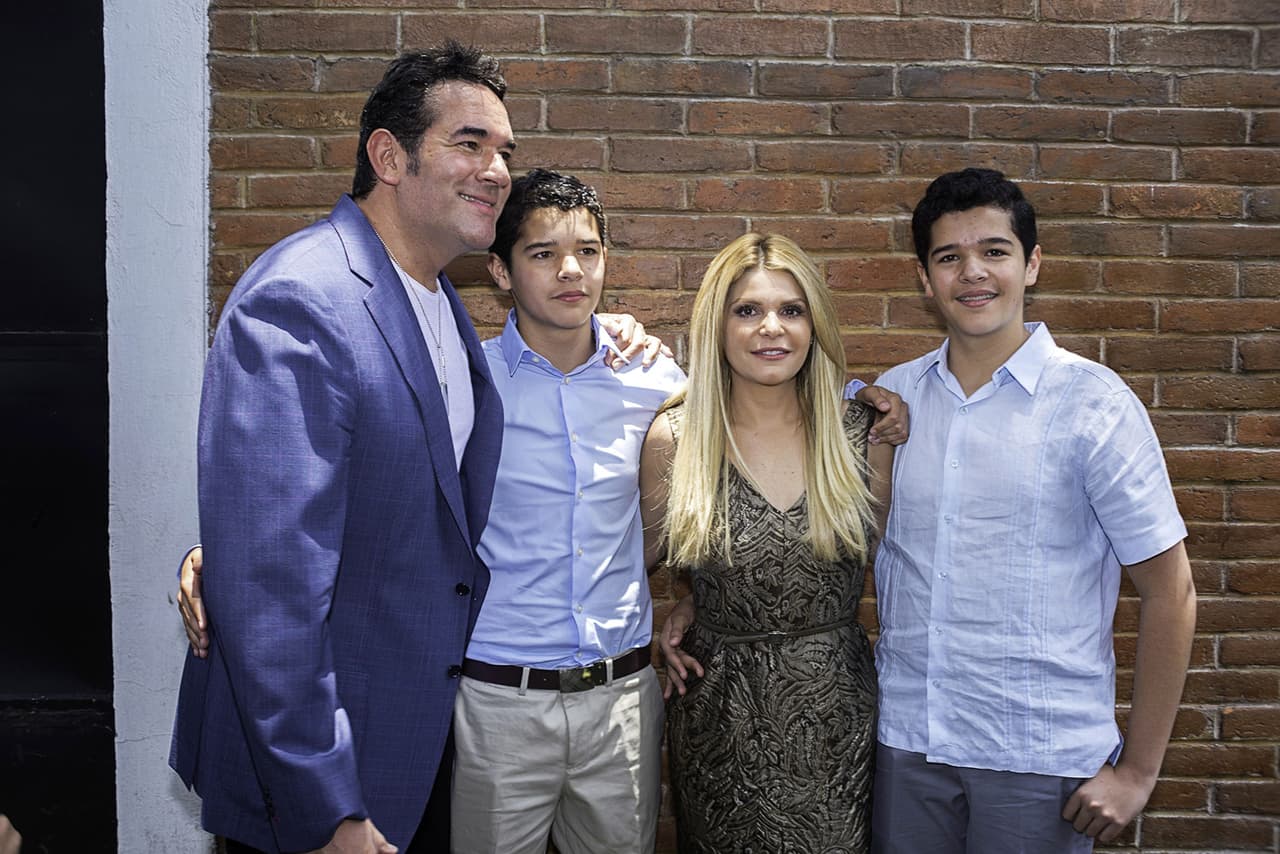 Itatí Cantoral y Eduardo Santamarina se enamoraron en la telenovela ‘Salud, Dinero y Amor’ (1997), se casaron en enero de 2000 y tuvieron a los gemelos José Eduardo y Roberto Miguel, quienes ahora tienen 18 años. La pareja finalizó su relación en 2004.