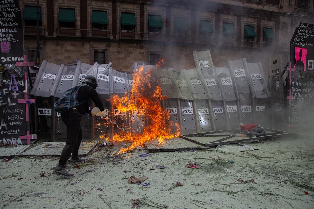 Un grupo de mujeres también trató de derribar un sector de la valla que se puso para resguardar Palacio Nacional de la que tiraron seis placas, que fue sustituida por un escudo de policías que resistieron golpes, fuego y martillazos.