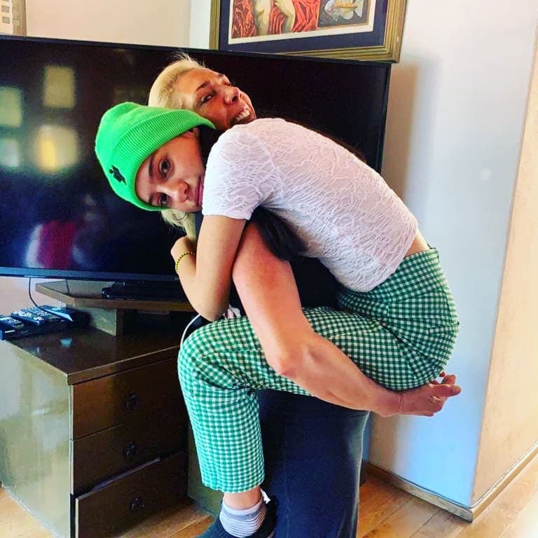 Tras polémica, Cynthia Klitbo reaparece con su hija y muestra sus dotes como maquillista
