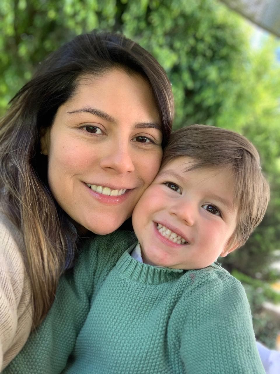 Así luce actualmente Lander, al lado de su mamá Brisa Castro.