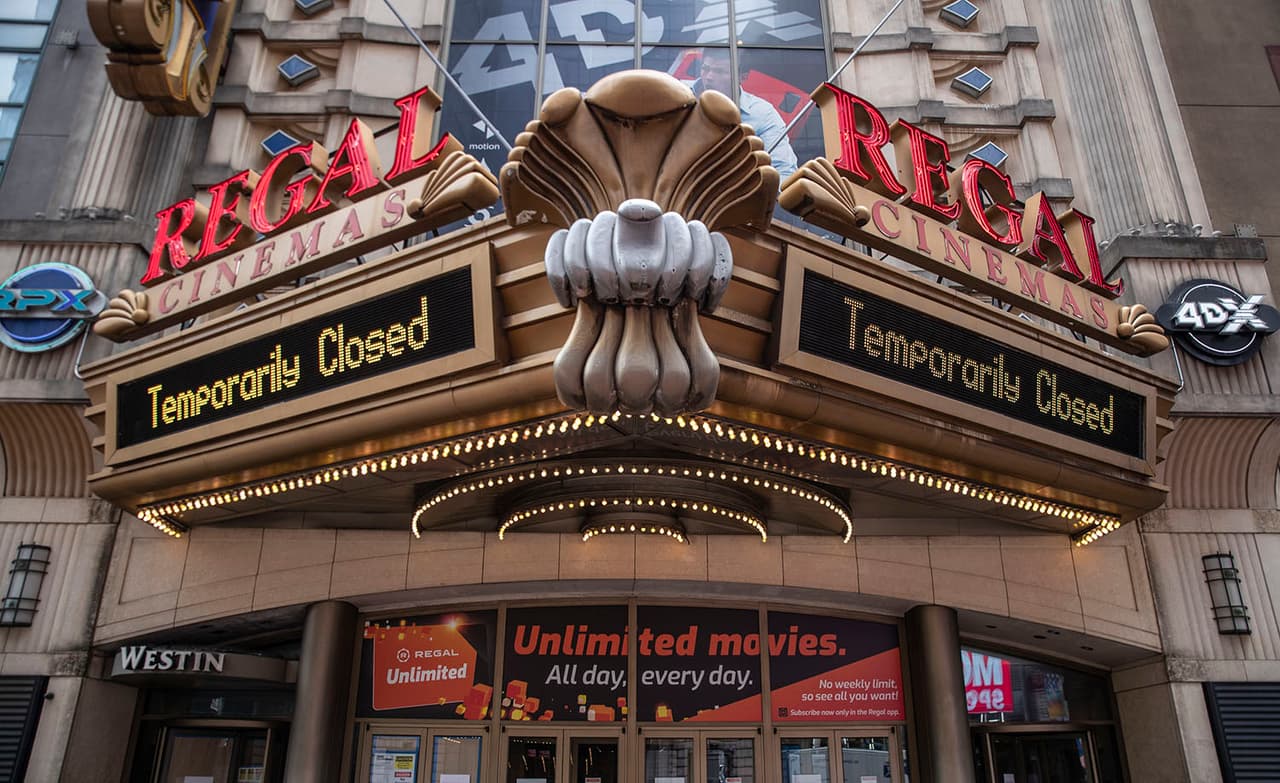 Nueva York, Estados Unidos.
<br>
<br>Varios establecimientos en Nueva York han sido cerrados temporalmente, como los Regal Cinemas, además de que múltiples estrenos de Hollywood como ‘Mulán’ y ‘Rápidos y Furiosos 9’ han sido retrasados hasta nuevo aviso.