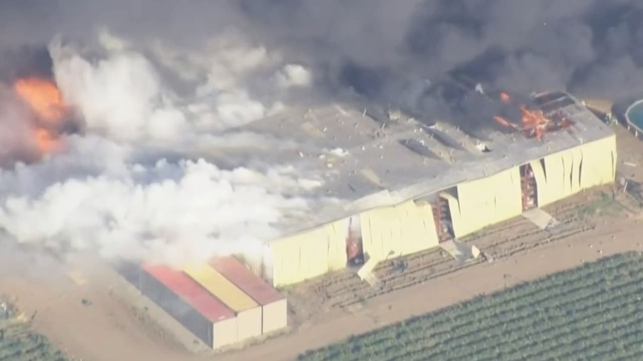 El momento en que explota una fábrica de fuegos artificiales y desata un incendio en California
