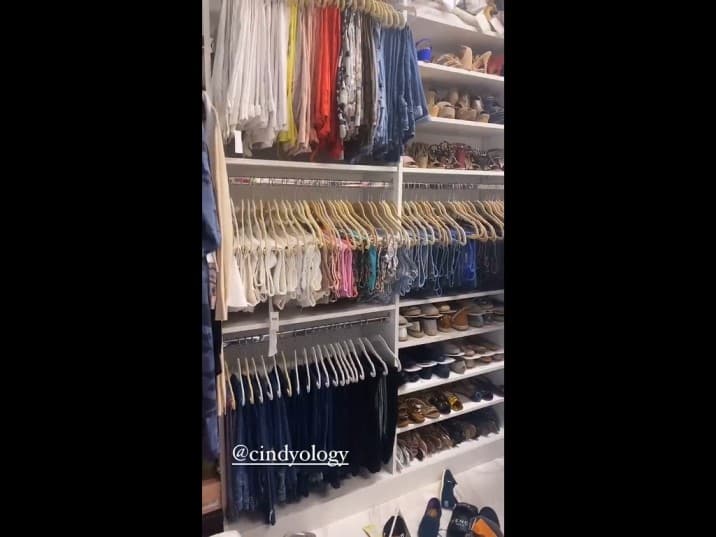 Además de los estantes para prendas como shorts, jeans, abrigos y su amplia colección de zapatos; lo que más llamó la atención fue su colección de bolsas de marcas como Dior, Louis Vuitton, Carolina Herrera, entre otras.