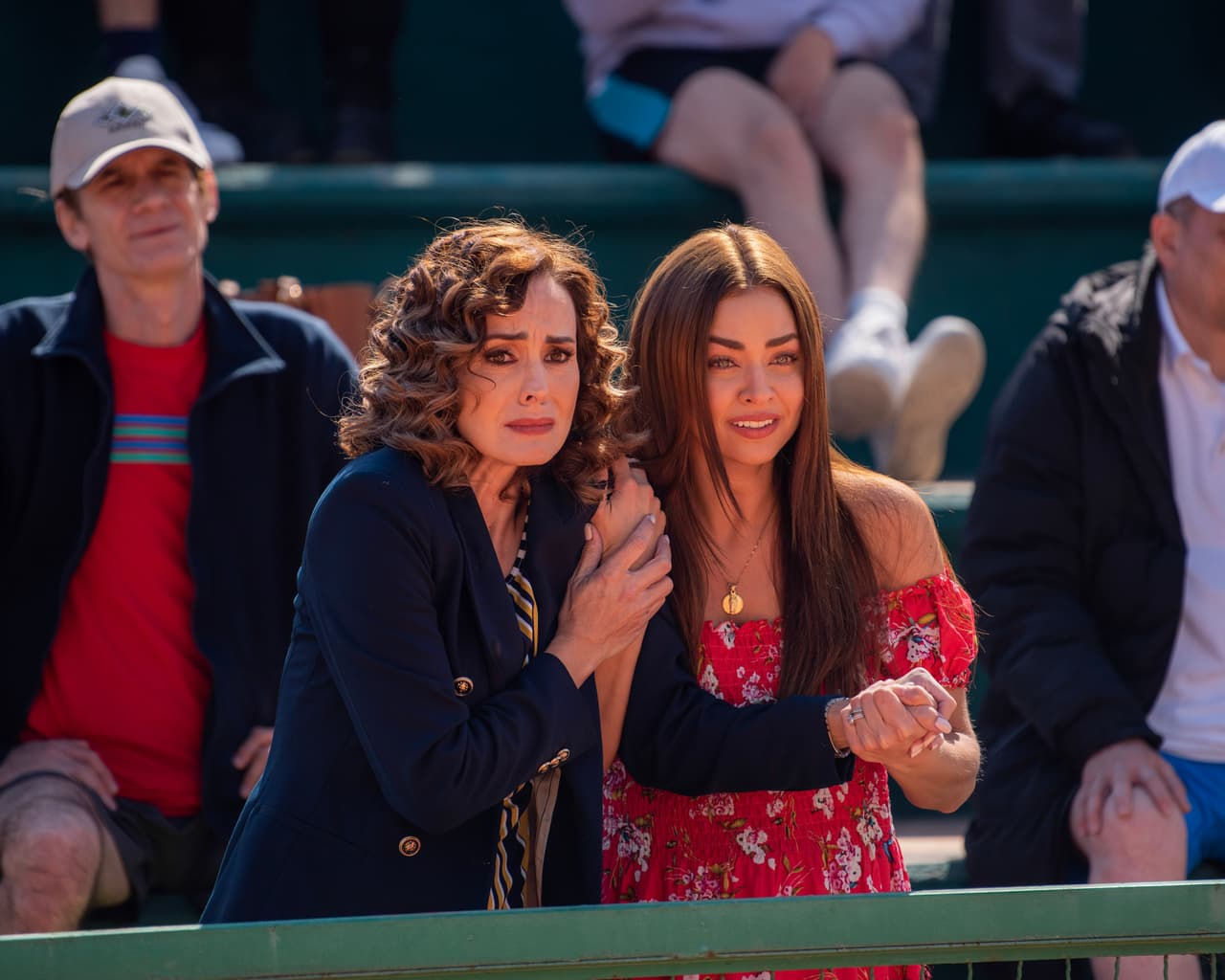Mariana (Claudia Martín) y Daniela (Alejandra Barros) llorando la trágica muerte de Don Alberto.