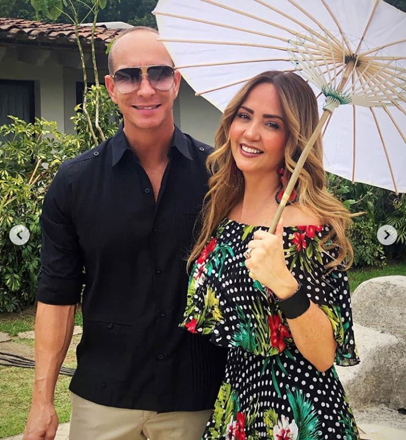 Andrea Legarreta y su esposo Erik Rubín fueron invitados a este evento, por lo que la conductora mostró en sus redes sociales el vestido de Blisum que usó para esa ocasión especial.