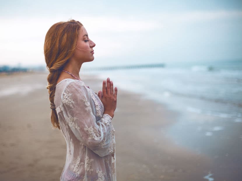 Toma el cuarzo entre tus manos y solicita a tu cuerpo que desaloje toda la mala energía por ellas y repite: "Cada siete veces voy a dejar que absorbas la energía y la liberes".