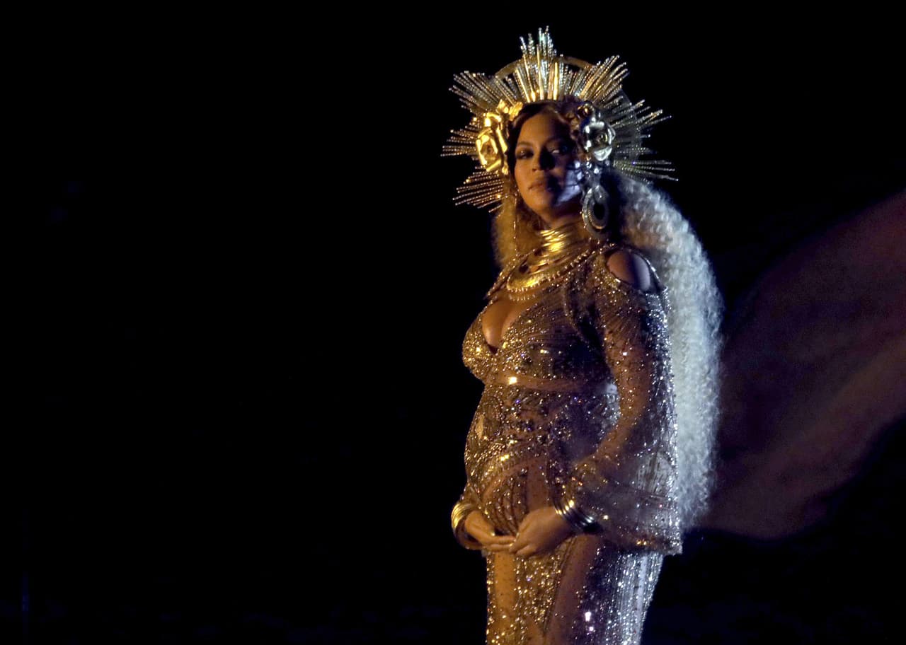 Durante la gira ‘The Mrs. Carter Show’, Beyoncé cantaba ‘Irreplaceable’ y un fan la jaló hacia el público, por lo que su equipo de seguridad intervino de inmediato.