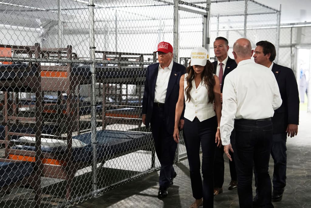 Trump recorrió centro de detención de inmigrantes construido en los Everglades