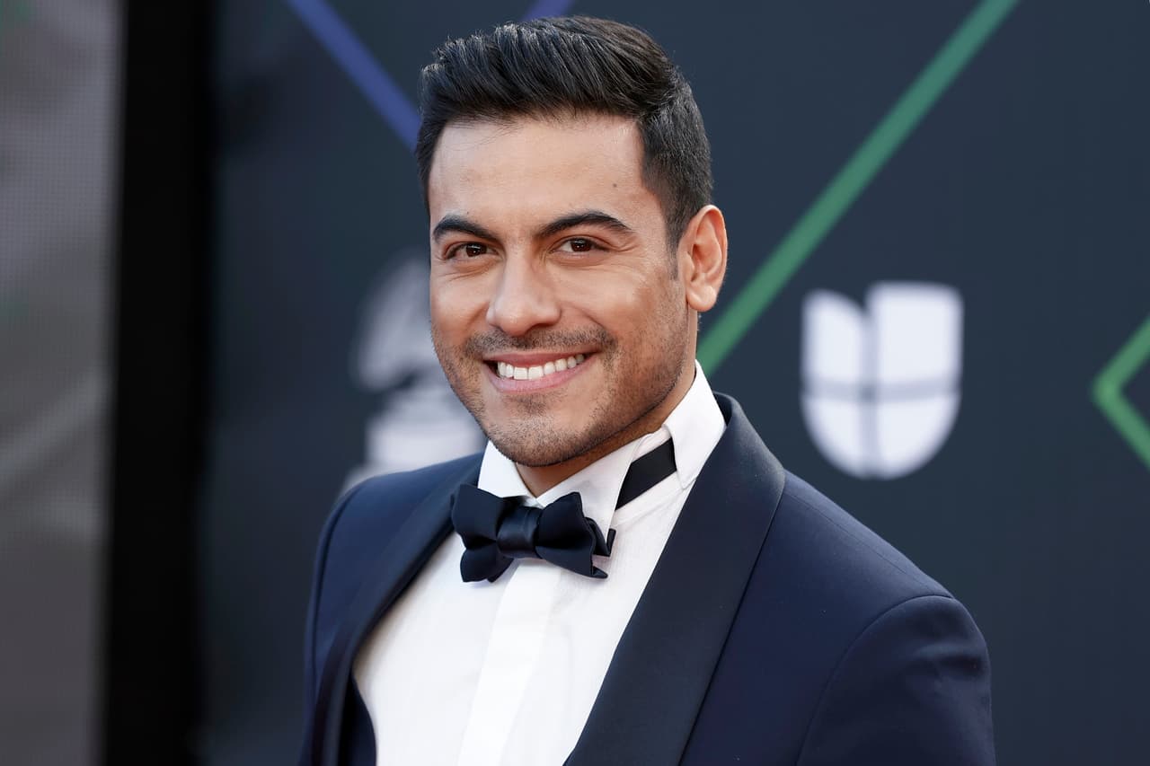 Carlos Rivera debuta como modelo en portada de revista