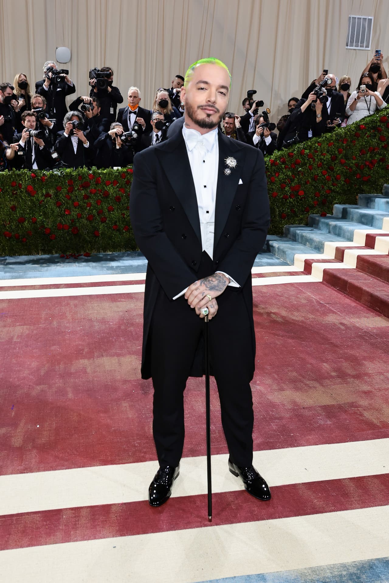 J Balvin - el cantante colombiano se dejó ver, como nunca, con formal atuendo de traje con saco en corte pingüino, camisa y moño blanco, y un bastón que ayudó a sumergir al intérprete de 'Safari' en la temática de la velada.