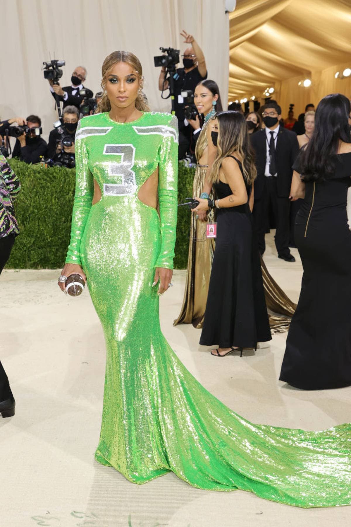 Ciara llegó a la ceremonia luciendo un vestido del diseñador Peter Dundas de manga larga con lentejuelas color verde neón con detalles recortados en el costado. El outfit impactó por el guiño que hizo al jersey de los Seahawks de Seattle, equipo de futbol americano en el que juega su esposo.