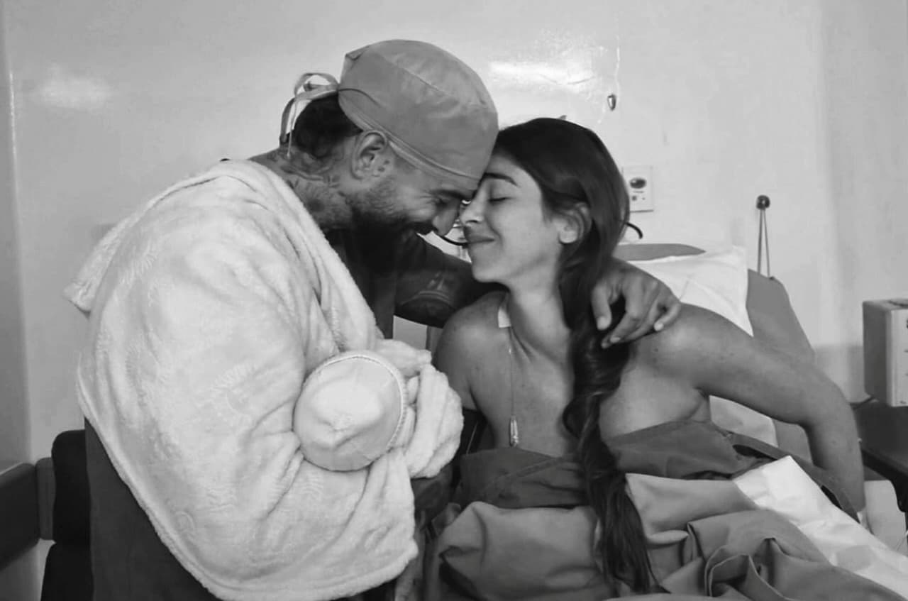 Anuncian en Hoy el nacimiento del segundo hijo de Maluma y él comparte primera foto junto a su bebé 