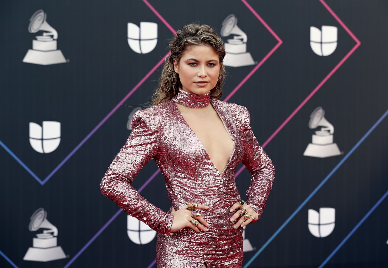 Otra de las grandes joyas de la noche, el atuendo de Sofía Reyes, la cantante regia que ya ha hecho duetos con grandes del género pop y urbano como Becky G, Morat, Reykon y Jason Derulo. Hablemos del diseño de su vestido, un modelo tipo choker, rosa claro, con un pronunciado escote y lentejuelas que dan como resultado un equilibrio entre buen gusto y sensualidad ¡increíblemente bien logrado!