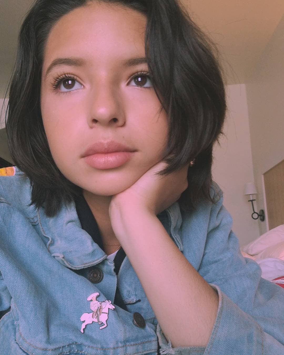 En cuanto a su maquillaje, Ángela opta por un look muy natural al usar labiales en tonos nude, no abusa del rubor y en cuanto a los ojos solo enchina sus pestañas.