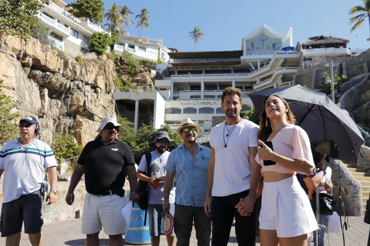 Pese al calor y la intensidad del sol, Gabriel, Vanessa y el equipo de producción siempre mostraron su felicidad por grabar las escenas... ¡y hasta posaron para la foto!