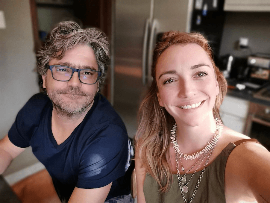 Tras el tranquilo divorcio de Roberto Cárdenas, mejor conocido como Rob Tal Cual, en enero de este año, Regina Blandón confirmó su noviazgo con el guapo y talentoso Martín Altomaro. La pareja ya había sido vista meses atrás pero ninguno de los dos había confirmado nada ante los medios. Se sabe que ahora viven juntos y comparte tiempo e intereses, además de que tienen un perro que aún es cachorro. Se les ve felices siempre. Esa pareja sí nos gusta, ¡felicidades!