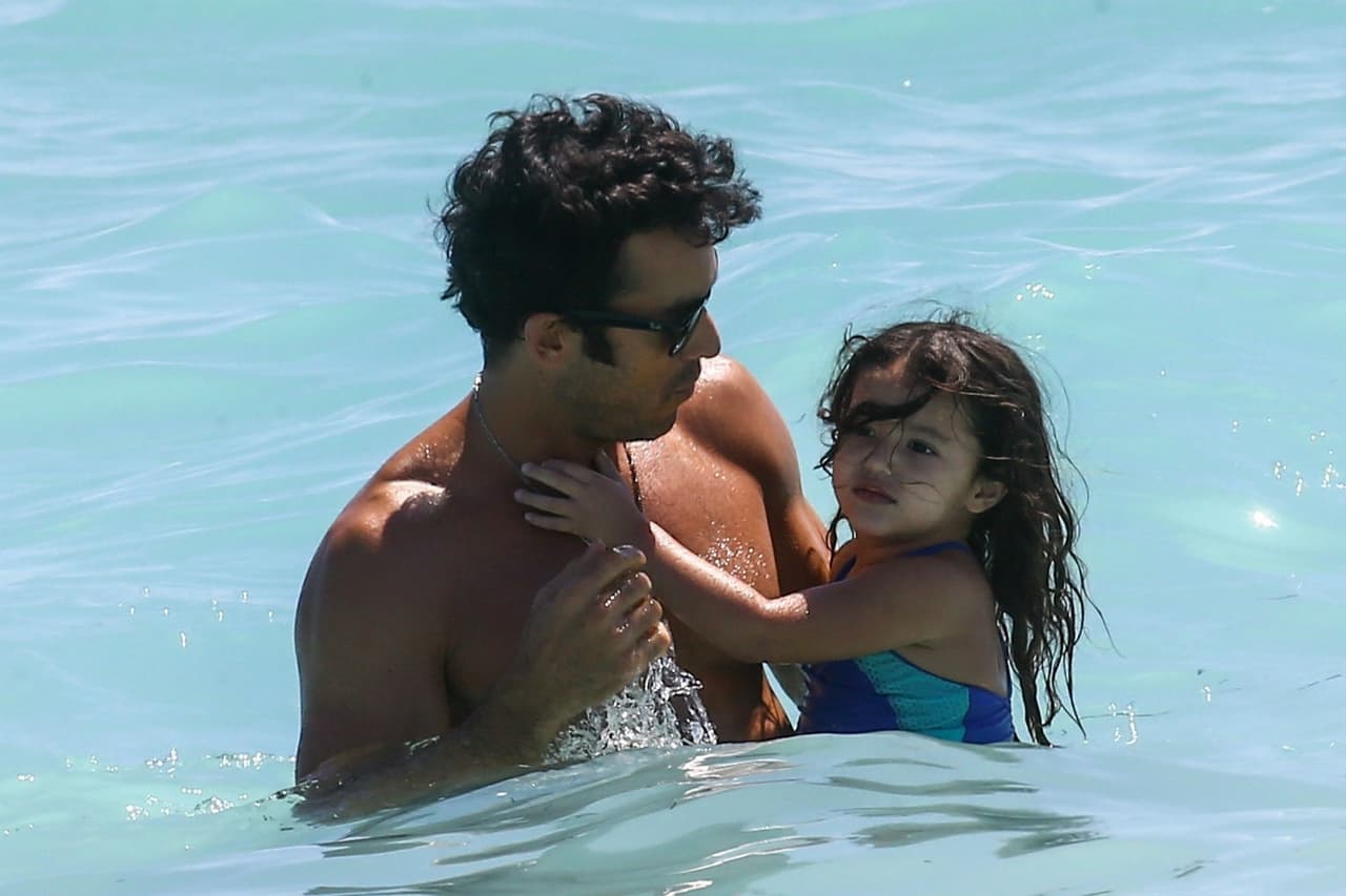 Aarón Díaz es un papá muy amoroso.