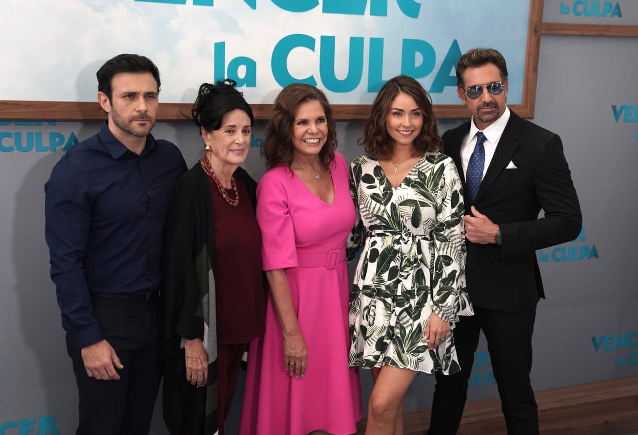 El elenco posó junto a Rosy Ocampo durante la rueda de prensa.