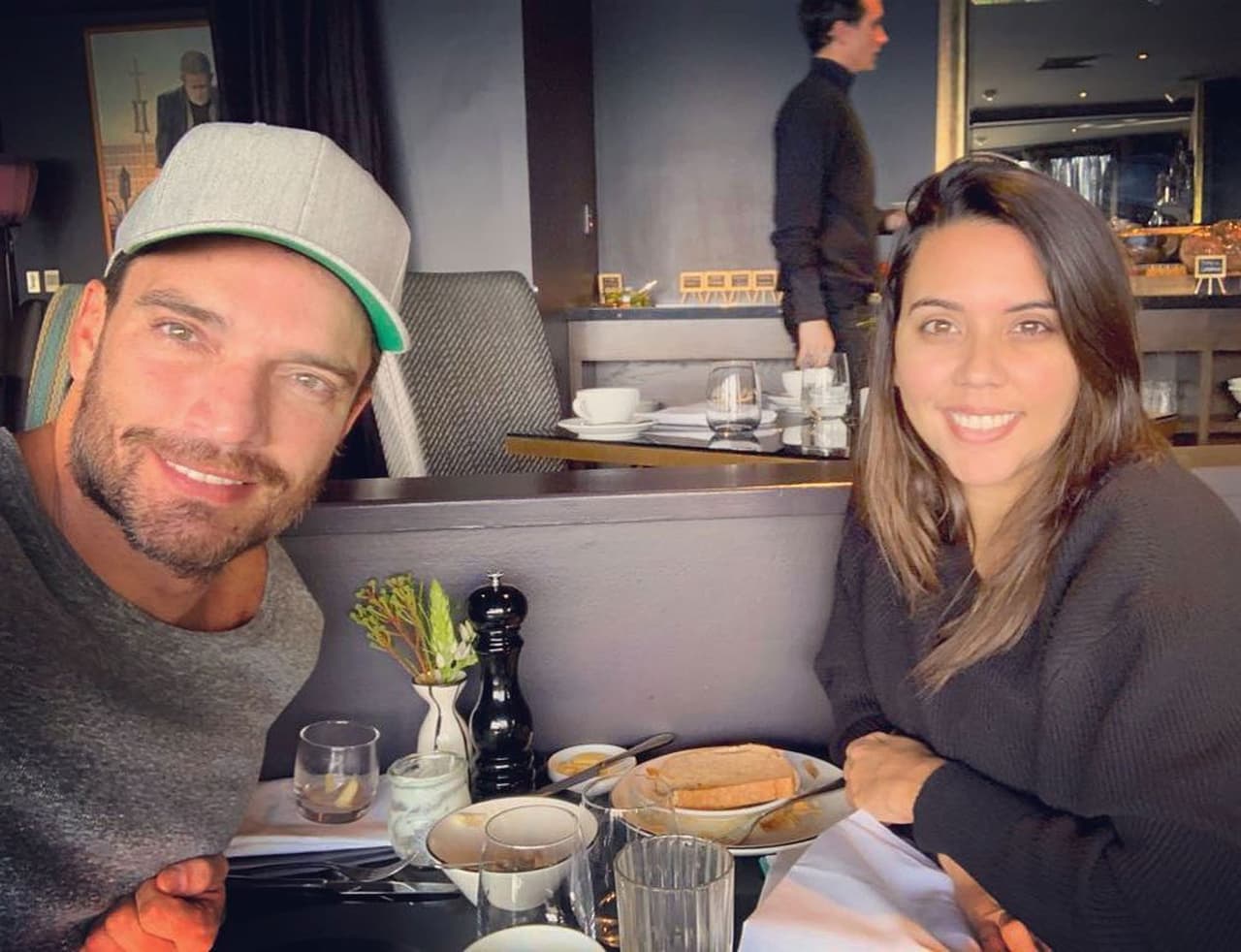 Julián Gil anuncia el compromiso de su hija Nicolle en Instagram
