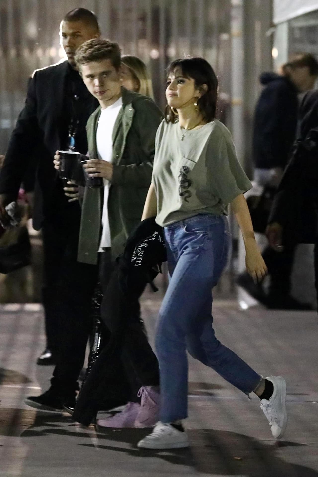La cantante estaba junto a un chico desconocido después del concierto de Taylor Swift (FOTO: The Grosby Group)