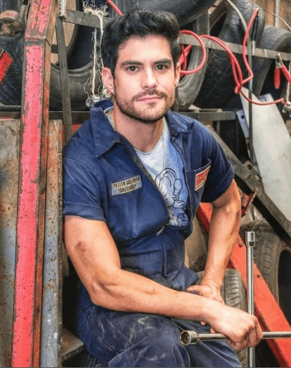 Erick Díaz, quien ha conquistado en telenovelas como "Por amar sin ley", "Sin tu mirada" y "Simplemente María", regresa tras tres años de ausencia en los melodramas como 'Polo'.
