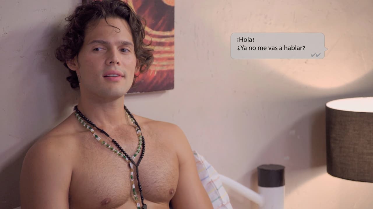 La transformación física del personaje de Emmanuel Palomares evolucionará a la par de su personalidad. Al principio de la telenovela, lo vemos lucir más aniñado, con un peinado desenfadado, pero sencillo.