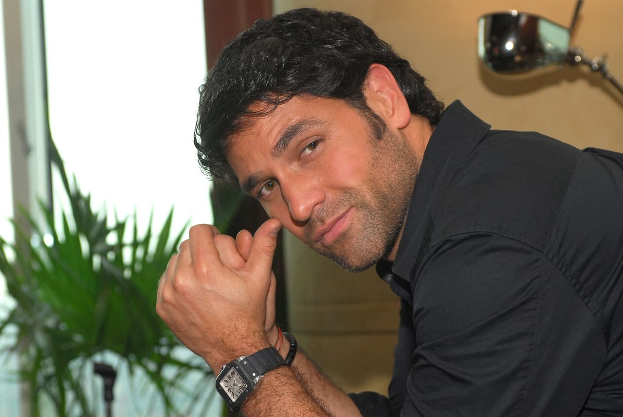 El actor hizo su debut en la telenovela ‘María Isabel’ con el personaje de ‘Antonio’. El actor compartió créditos con Adela Noriega, Fernando Carrillo, Lilia Aragón, entre otros.