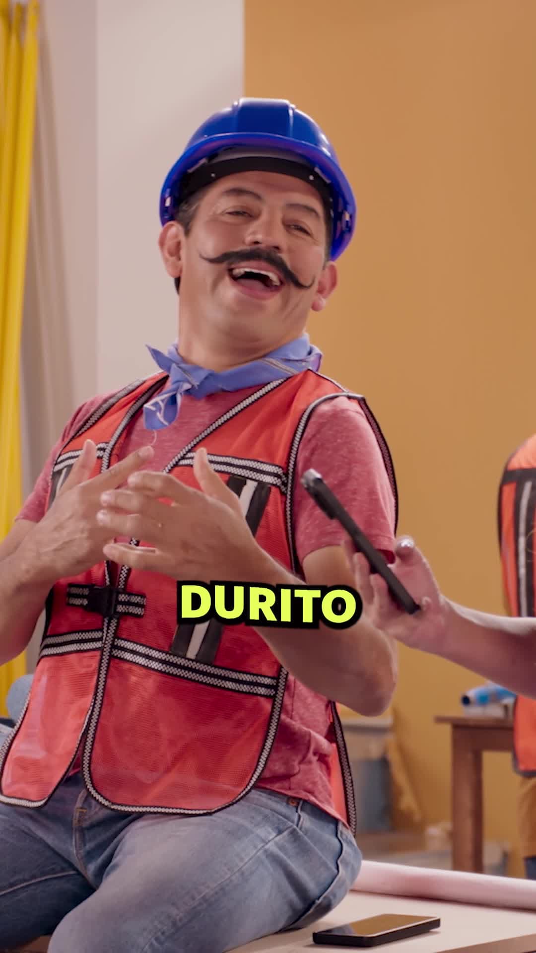 CC el albañil busca novia en una app. de citas