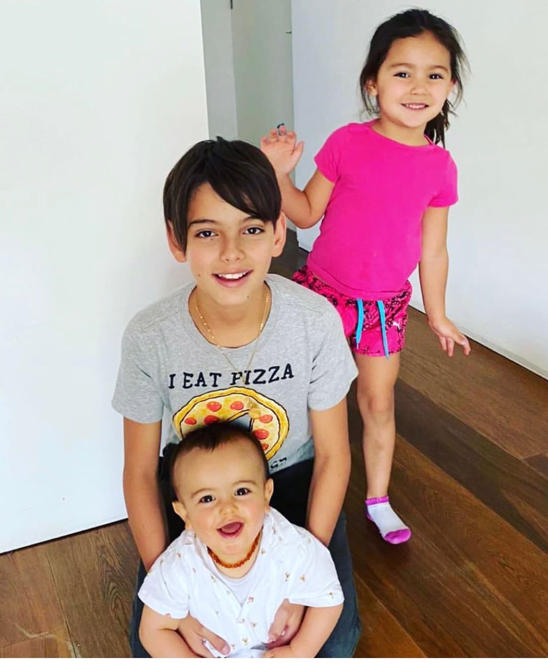 El pequeño se unió a Gia, de cuatro años, y a Santino, de 12, y quien es fruto del matrimonio que sustuvo Borghetti con Grettell Valdez entre 2004 y 2010.