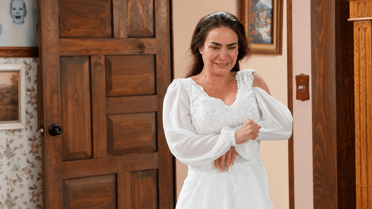 Lucero hace pedazos su vestido de novia