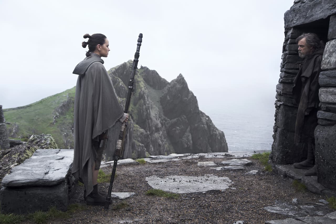 Daisy Ridley y Mark Hamill en la película 'Star Wars: Los Últimos Jedi'