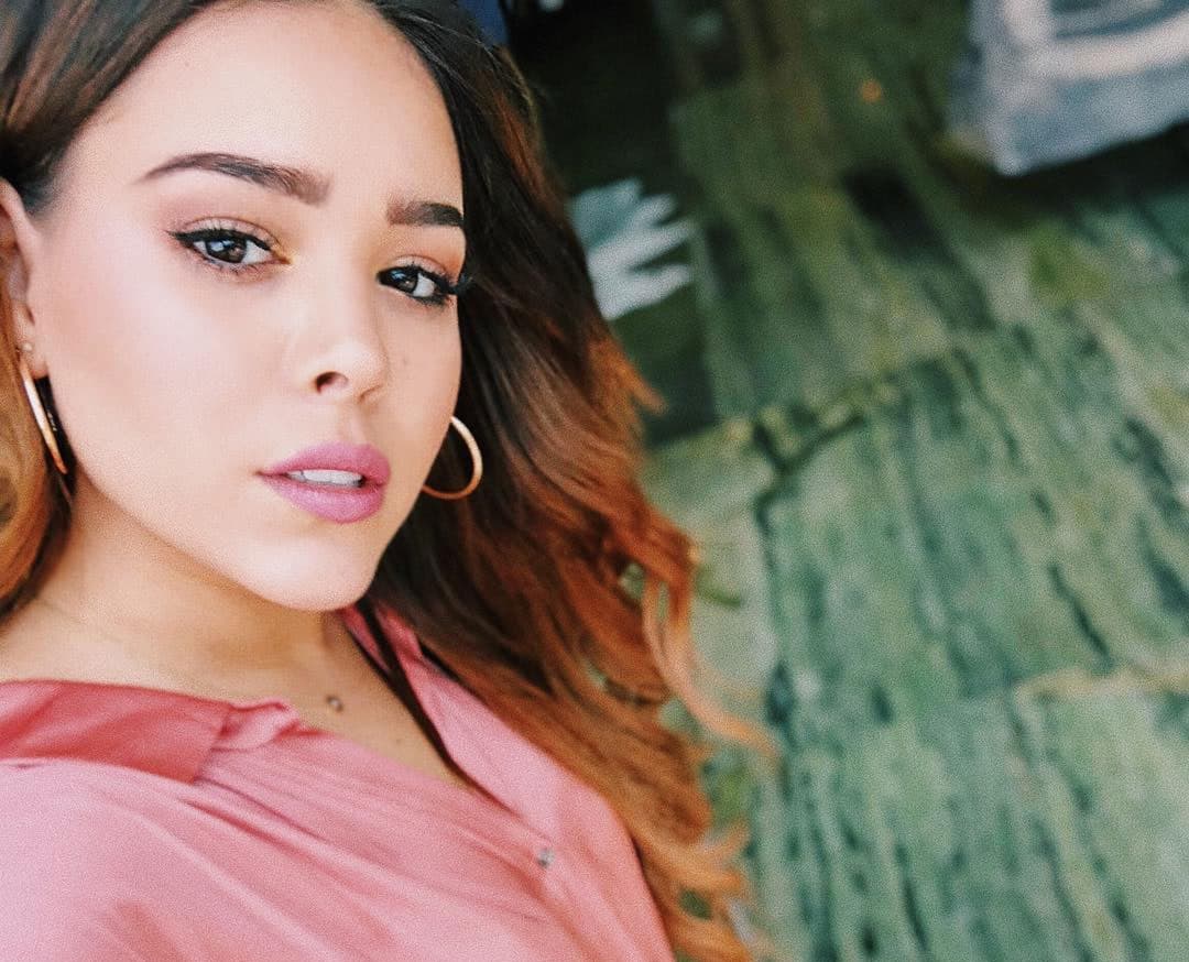 Danna Paola presume su sensual figura en traje de baño