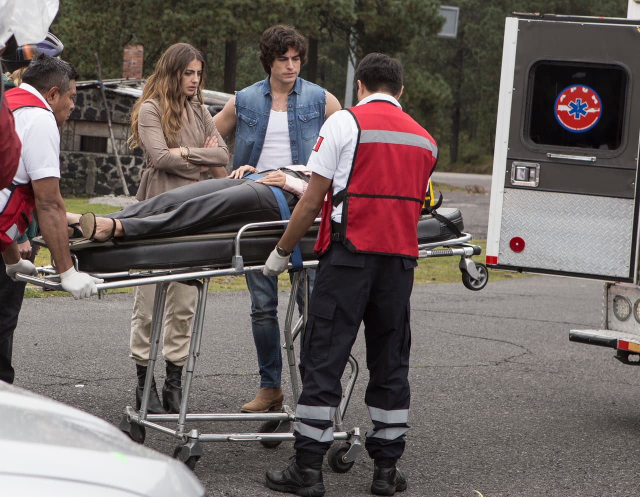 Al final, la ambulancia llega y se llevan a 'Sabina' y a 'Angelita'.
<br>
<br>No te pierdas 'Quererlo Todo' de lunes a viernes a las 3:30 pm. con Las Estrellas.