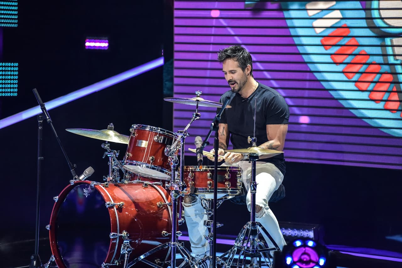 Durante la emisión, José Ron también compartió su talento para tocar la batería.
