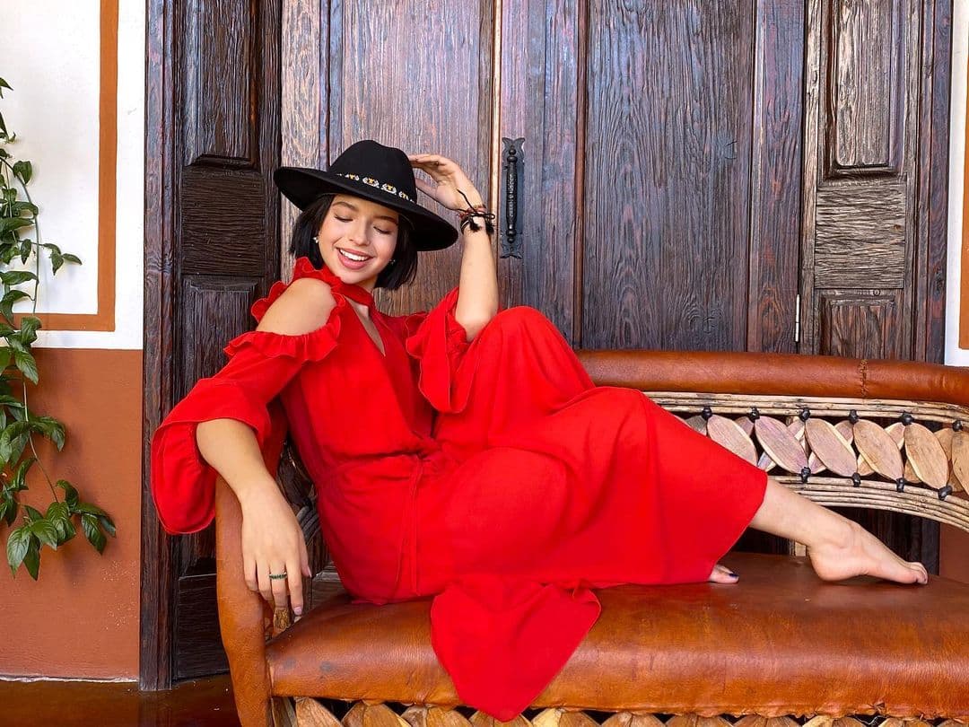 Angela Aguilar posa en traje de baño