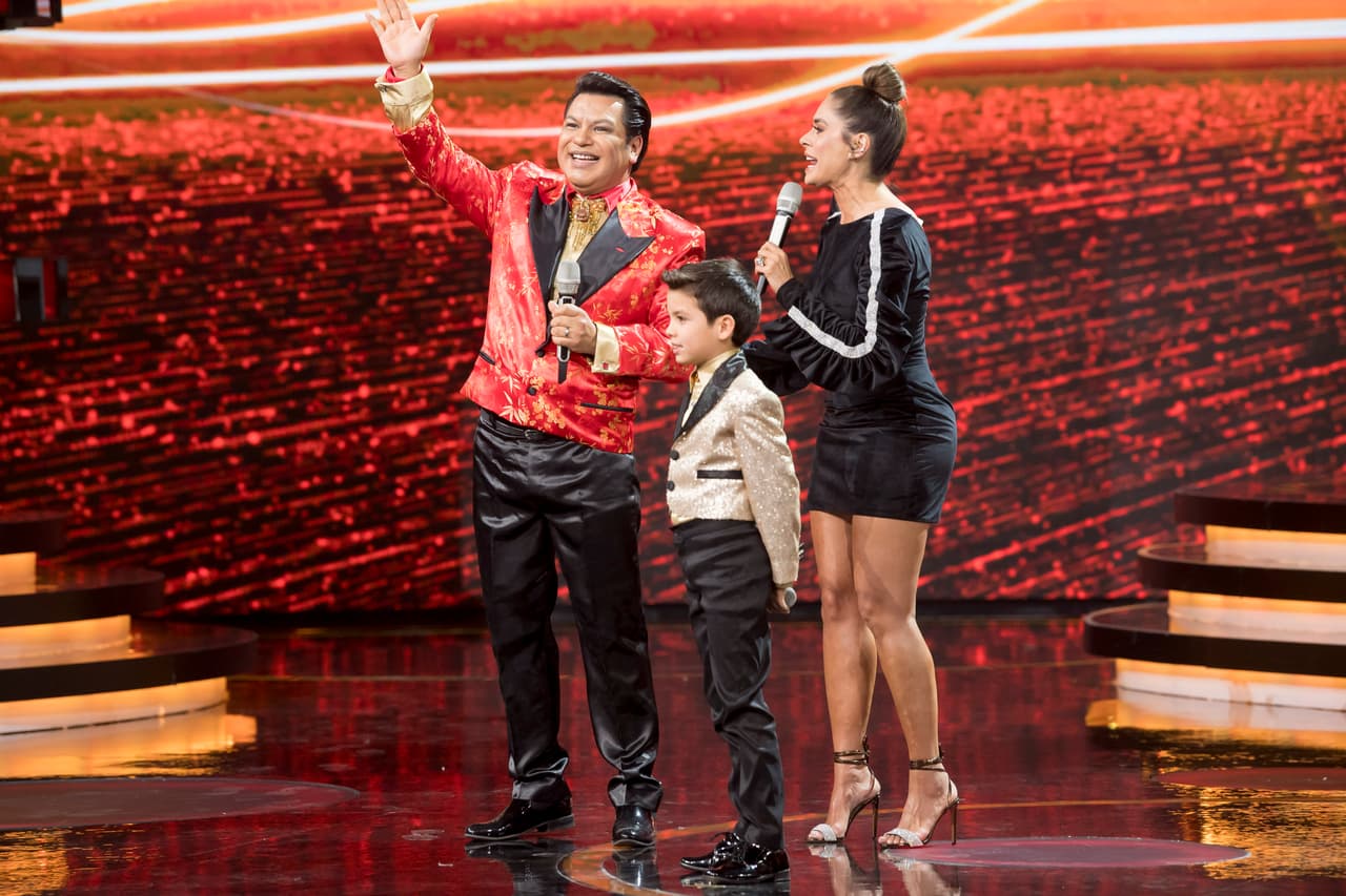 Juan Gabriel "reaparece" y brilla en el escenario de Pequeños Gigantes