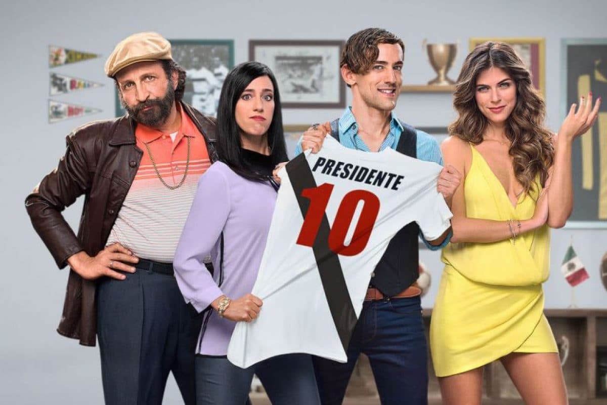 integrante de ‘Club de Cuervos’ posa completamente desnudo